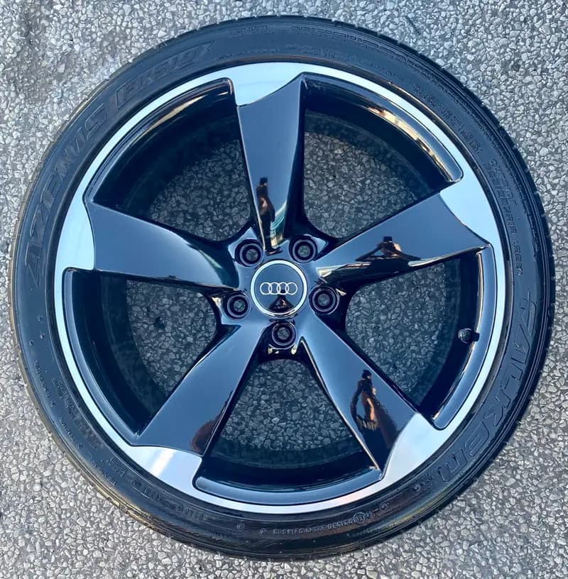 Kerbed alloy wheel restored to a factory finish by Dimonty Alloys