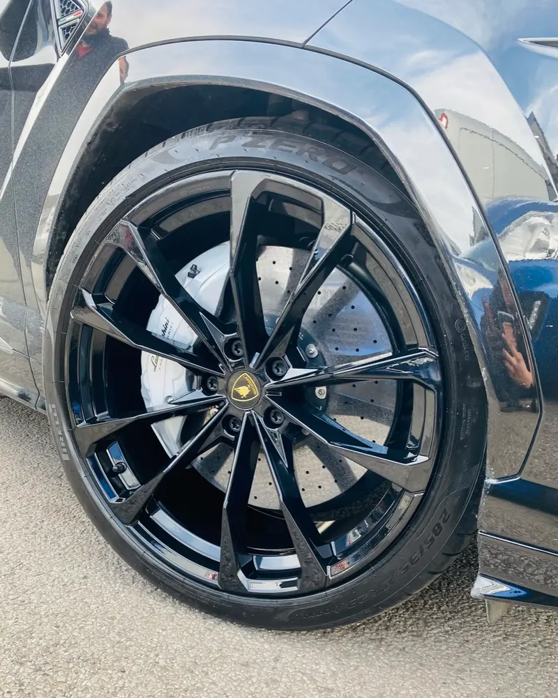 Kerbed alloy wheel restored to a factory finish by Dimonty Alloys