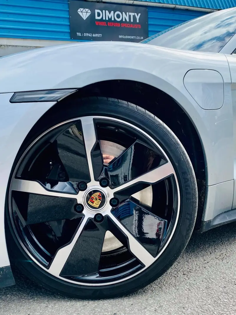 Kerbed alloy wheel restored to a factory finish by Dimonty Alloys