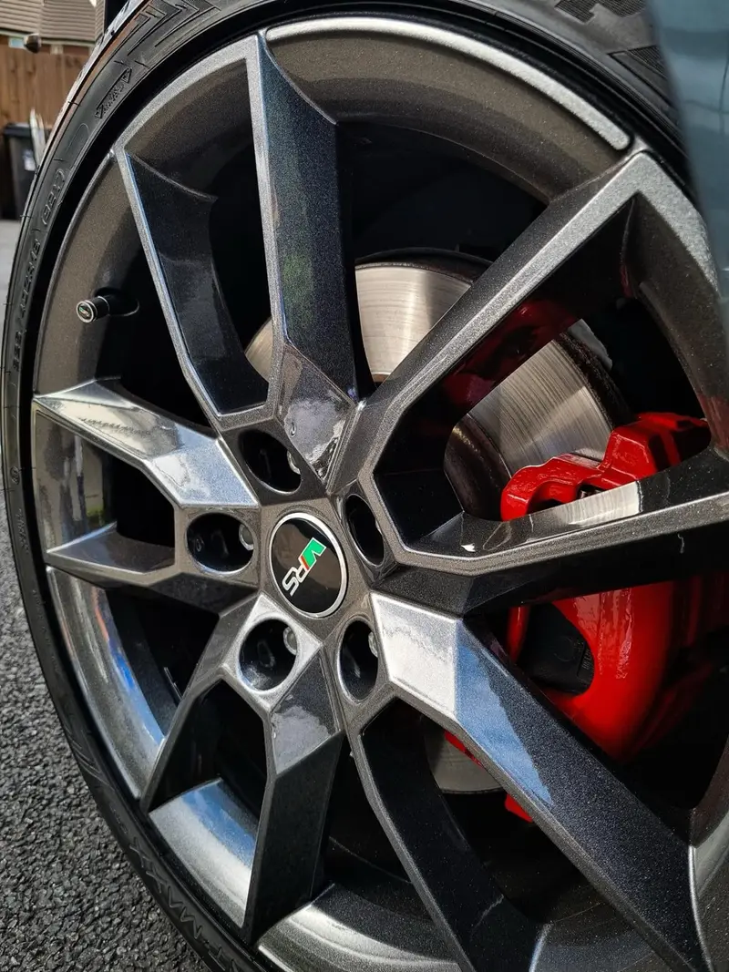 Kerbed alloy wheel restored to a factory finish by Dimonty Alloys